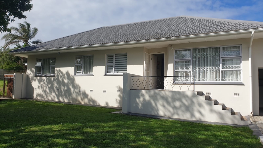 To Let 4 Bedroom Property for Rent in Beacon Bay North Eastern Cape
